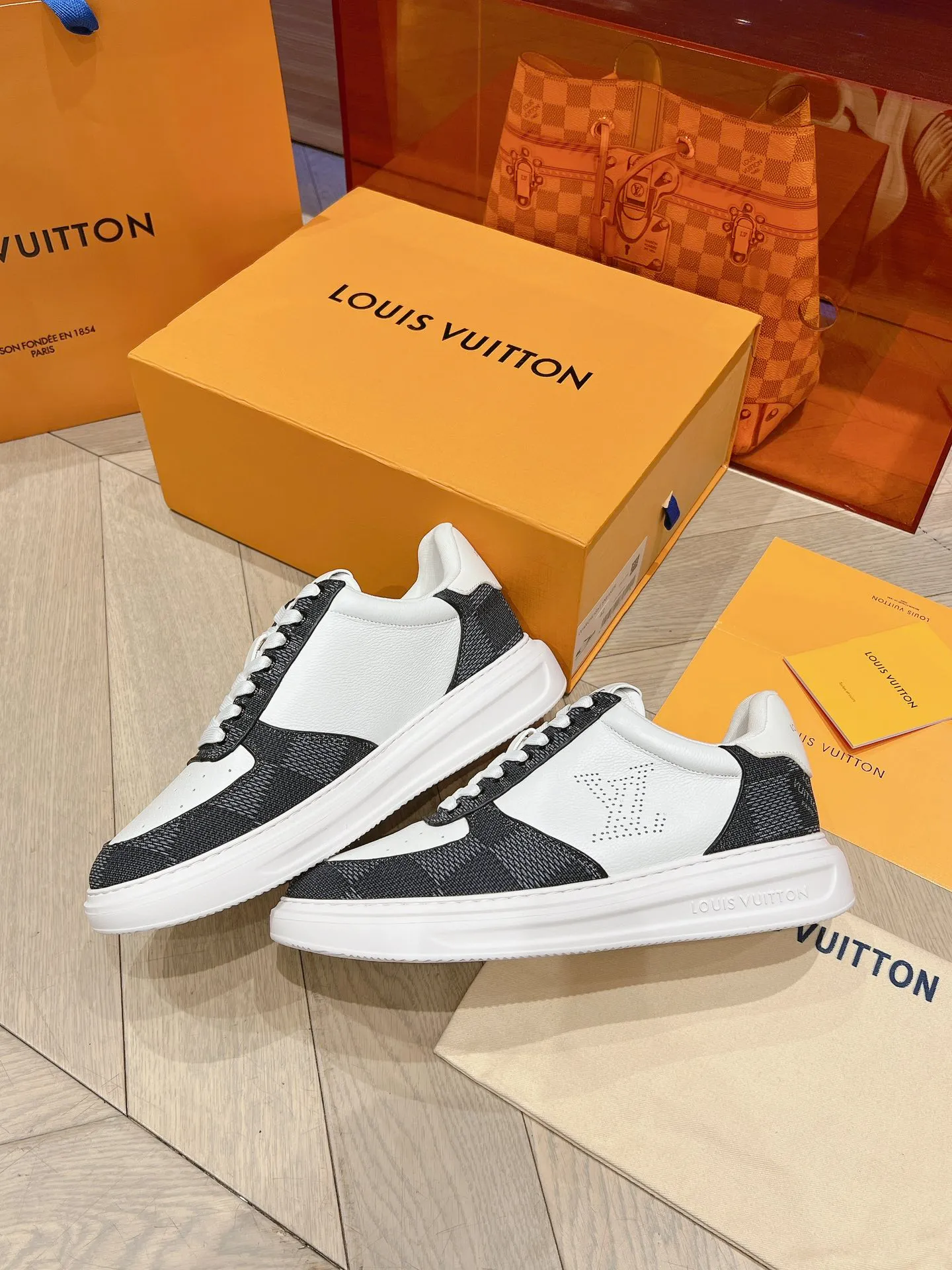👟👟Ex-factory price 680👟👟 New LV white shoes for men, checkerboard series, plaid color matching, pure cowhide, 3D printed breathable holes, men's casual business travel shoes👟full of comfort, size: 37-45